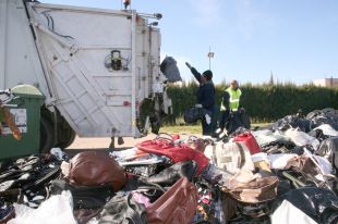 La Policia Local de Roses destrueix tres tones de material comissat a venedors il·legals 