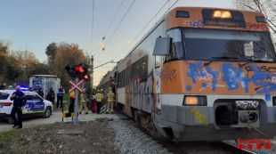 Un tren topa contra una barra de formigó posada damunt la via a Tordera