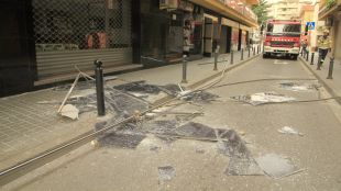 El temporal fa desaparèixer la platja de Blanes i malmet mobiliari