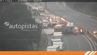 Un xoc entre tres camions talla l'AP-7 a Figueres