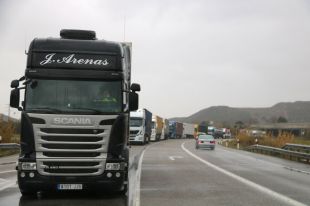 El tall de l’AP-7 entre Figueres i la Jonquera per la neu deixa multitud de vehicles atrapats a la carretera