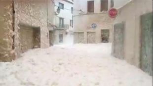 El temporal omple d'escuma de mar carrers de Tossa de Mar, Llançà o Platja d'Aro 