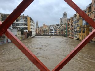 Girona anul·la les activitats en equipaments municipals amb la vista posada en el riu Onyar