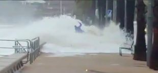 Una onada arrossega un home que enregistrava el temporal a Lloret de Mar