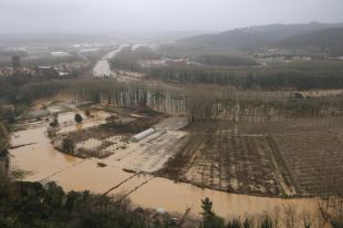 Els veïns d’Hostalric afronten amb resignació el pas de la borrasca pel municipi