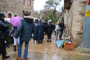 Es desborda el torrent de Crespià i l'aigua entra més d'un metre dins de les cases