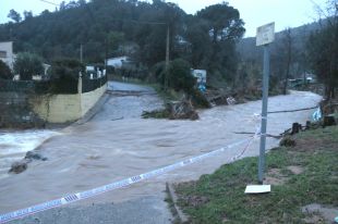 300 desallotjats a Massanes com a mesura preventiva per la proximitat del Tordera