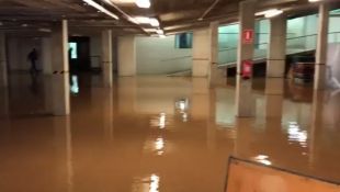 L'aigua del Ter irromp dins l'auditori de Girona i l'inunda