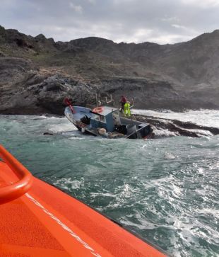 Rescaten amb helicòpter a dues persones en un illot al Port de la Selva 