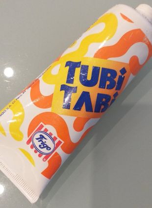 Un veí de Roses troba a la platja i en perfecte estat el tub d'un gelat datat del 1993
