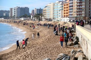 Més de 1.000 persones s'apleguen per netejar les platges devastades pel temporal a Blanes