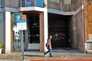 Tres anys de presó per a uns lladres que van assaltar un ancià al seu pis per robar-li 900 euros