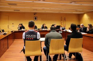 Deu anys i mig de presó per intentar matar els seus dos companys de pis a Santa Coloma de Farners