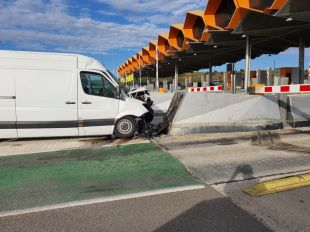 Un conductor encasta la furgoneta contra un bloc de formigó al peatge de Vilademuls a l'AP7 