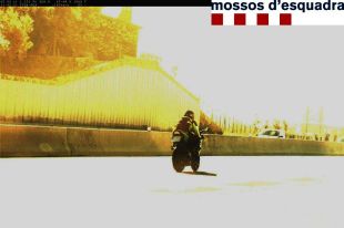 Detingut un motorista per anar sense casc, tenir el carnet retirat i intentar atropellar un mosso