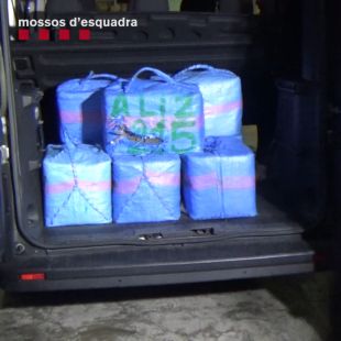 Tres detinguts a Roses especialitzats en transportar haixix a França en una furgoneta amagada dins un camió