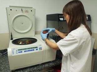 L’Obra Social ''la Caixa'' i Oncolliga donen una màquina centrifugadora d’última generació al Trueta