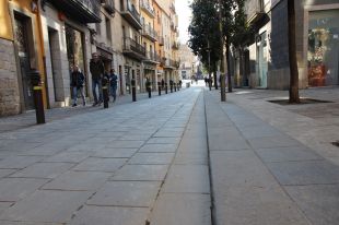 Dilluns comença l’última fase de substitució de les peces metàl·liques de la vorera del carrer de Santa Clara