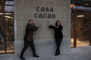 Desenes de persones no es volen perdre la inauguració de Casa Cacao