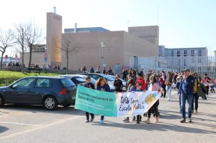 La comunitat educativa de de Girona surt al carrer per evitar que es tanquin línies de P3