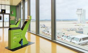 Instal·len dos carregadors de mòbil amb pedals a l'Aeroport de Girona