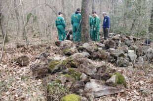 La Garrotxa obrirà la primera escola a Catalunya que ensenyarà a fer parets amb pedra seca