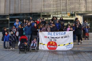 Protesta contra la decisió d'eliminar una línia de P3 a l'escola Marta Mata de Girona