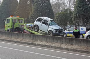 Un vehicle impacta contra la mitjana a la C-66 a Cornellà de Terri i deixa dos ferits greus