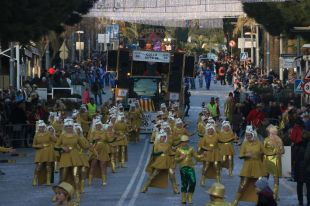 Platja d'Aro s'omple de disfresses i confeti en la primera rua de Carnaval sense alcohol