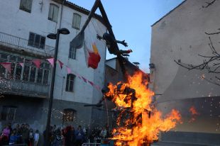 Ribes de Freser tanca el Carnestoltes cremant un ninot del paracaigudista de l'Exèrcit accidentat el 12-O