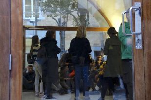 Protesta d'uns joves d'un centre d'acollida de Sant Gregori per una expulsió