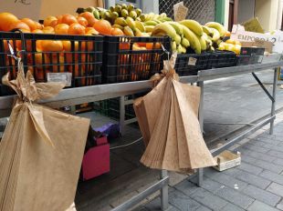 El mercat de Palafrugell comença a eliminar bosses i envasos de plàstic