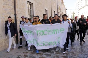 Un grup de joves migrats es tanca a la UdG per demanar que es respectin els seus drets 