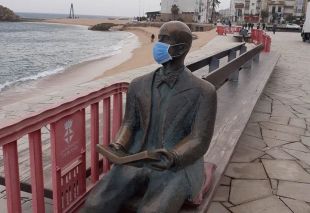 ''Protegeixen'' del coronavirus el monument a Carles Faust a Blanes amb una mascareta