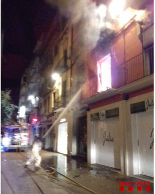 Un gran incendi al centre de Figueres deixa una persona ferida