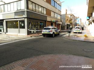 Una dona ferida en caure-li al cap una teula pel vent a Palamós 