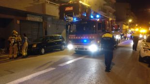 Un ferit i 28 desallotjats en l'incendi a un pis de Blanes