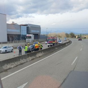 Tallen un carril a la C-66 per un accident entre dos vehicles a Cornellà del Terri