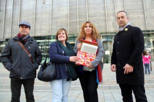 CCOO entrega les 11.000 firmes a favor de fer el nou Trueta a Domeny