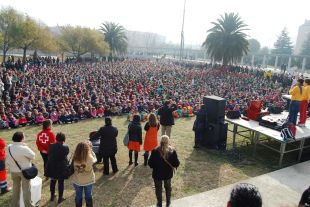 La jornada 'Paraigües per la Pau' aplega 3.000 infants al Parc del Migdia de Girona