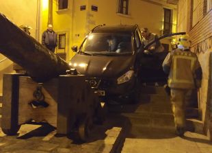 Una conductora beguda s'encasta contra un canó a Palamós
