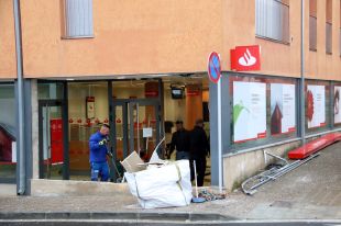 Uns encaputxats encasten una grua contra un banc de Riudellots i arrenquen el caixer automàtic 
