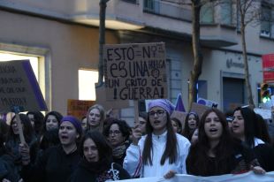 Unes 5.000 persones tenyeixen de lila el centre de Girona en la manifestació del 8-M