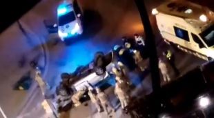 Un cotxe topa contra vehicles aparcats, una senyal, un semàfor i un fanal a Figueres