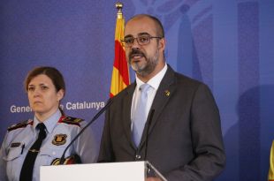 Buch avisa els veïns de Llançà que qui vetlla per la seguretat és la policia i que poden ser denunciats 
