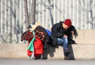 Malestar entre veïns i comerciants de la zona del Mercadal de Girona per l'actitud dels indigents