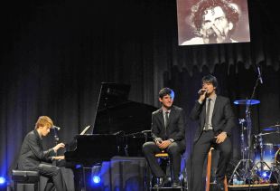 Unes 300 persones homenatgen Carles Sabater en el 12è aniversari de la seva mort
