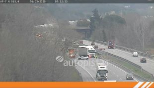 Accident entre un cotxe i un camió a l'AP-7 a Hostalric