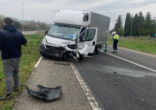 Dos ferits en un xoc frontal entre dues furgonetes a Besalú