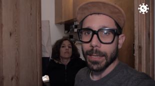 Dos gironins projecten a les cases de l'Onyar missatges en suport als sanitaris